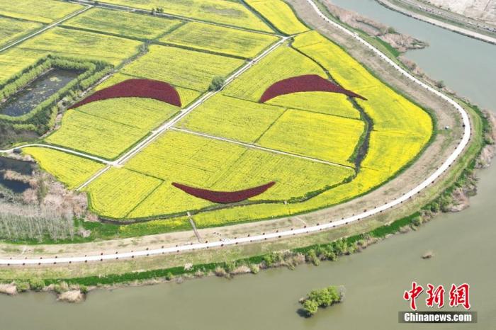 4月4日，游人在敦煌鳴沙山月牙泉景區(qū)騎駱駝?dòng)瓮妗?王斌銀 攝
