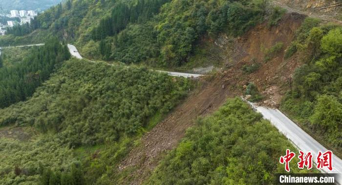地震導(dǎo)致的山體滑坡阻斷部分道路?！⒅铱?攝