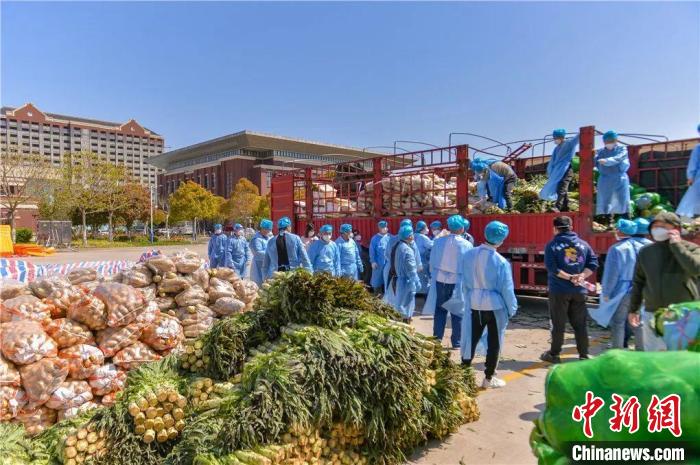 江西樂平捐贈蔬菜順利進(jìn)入上海市區(qū)?！∶衩松虾Ｊ形﹫D