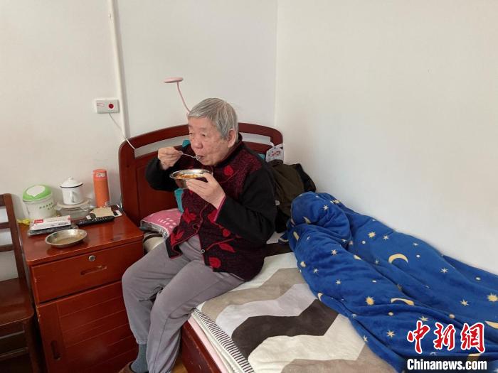 老人吃上了楊春波輸送的食材。　菜鳥物流供圖