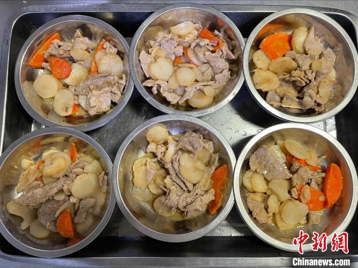 養(yǎng)老院工作人員給楊春波打的菜?！〔锁B物流供圖