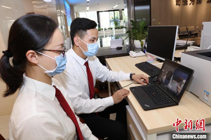 工作人員引導香港當事人進行身份認證。　沈晶瑩 攝