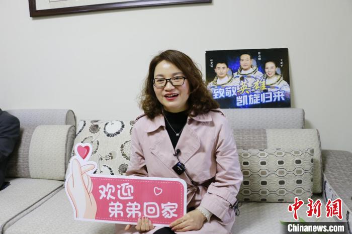 姐姐葉亞丹歡迎弟弟葉光富回家?！√旄聟^(qū)供圖