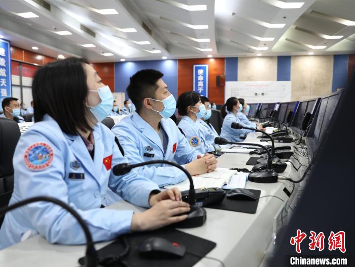 北京空間信息傳輸中心科技人員為神舟十三號(hào)飛船返回提供天基測(cè)控和數(shù)據(jù)中繼服務(wù)?！±钤待?攝