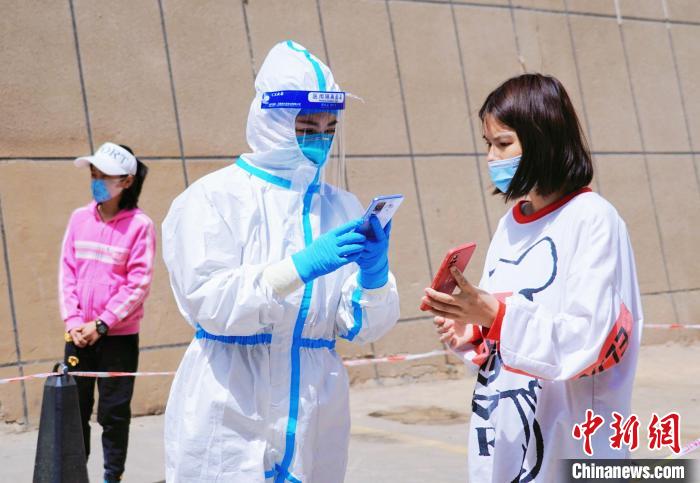 圖為防疫人員核實居民個人信息?！●R銘言 攝