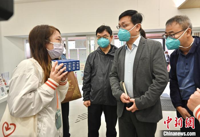 內(nèi)地疫情防控專家到訪深水埗地區(qū)康健中心。中心職員向?qū)＜医榻B向長者免費派發(fā)快速抗原測試套裝的工作?！∠愀厶貐^(qū)政府新聞處供圖