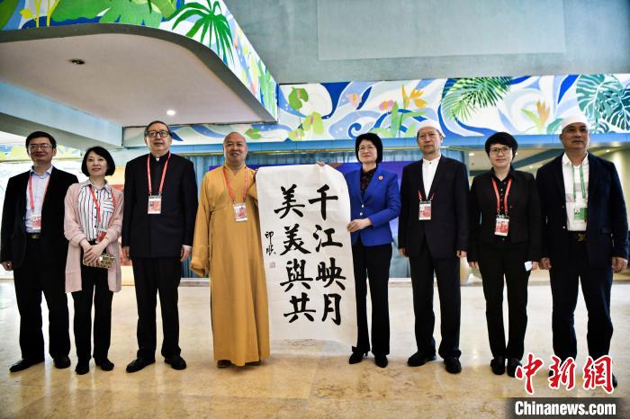 座談結(jié)束后，中國(guó)佛教協(xié)會(huì)副會(huì)長(zhǎng)、海南省佛教協(xié)會(huì)會(huì)長(zhǎng)印順(左四)向苻彩香(右四)贈(zèng)送書(shū)法作品?！⊥鯐员?攝