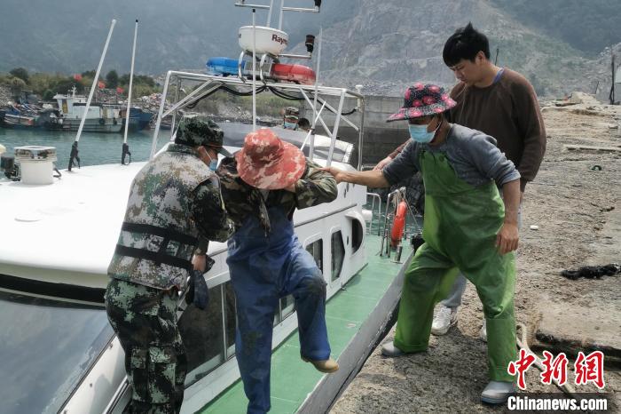 受傷漁民順利被送上岸并前往醫(yī)院治療?！「Ｖ莺＞止﹫D