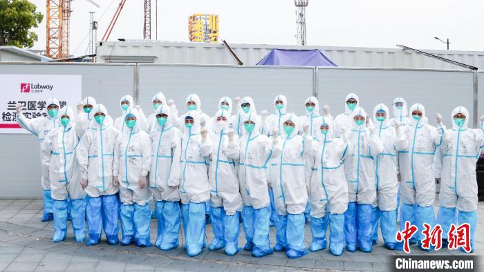 安徽省合肥市援滬核酸檢測隊隊員們在實驗室前合影?！“册t(yī)大一附院供圖
