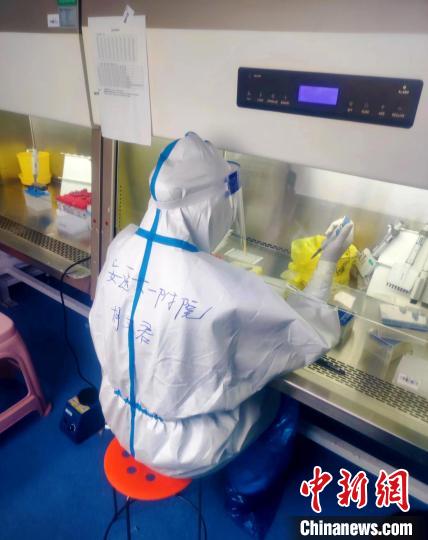 胡文君在檢測核酸檢測樣本?！“册t(yī)大一附院供圖