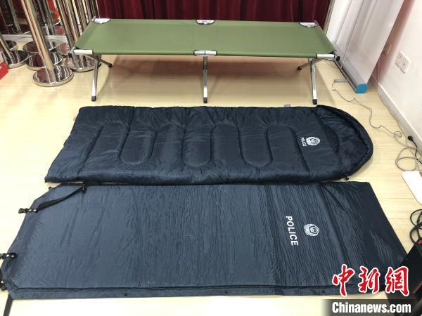 胡光參與聯(lián)系采購“安睡三件套”——睡袋、行軍床、防潮保暖墊各200套。　上海市委統(tǒng)戰(zhàn)部供圖