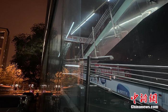 25日零時左右，中新財經(jīng)記者前往位于西三環(huán)附近的物美超市(華天店)。超市剛剛結束營業(yè)，內(nèi)部燈火通明，有穿超市服裝的工作人員在超市內(nèi)走動。葛成 攝
