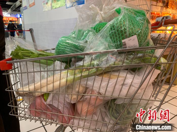 25日上午，一位消費(fèi)者在物美超市購(gòu)買了一推車蔬菜。中新財(cái)經(jīng) 宮宏宇攝