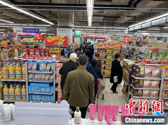 25日上午10時(shí)，一物美超市人工結(jié)賬口排起長(zhǎng)隊(duì)。中新財(cái)經(jīng) 葛成攝