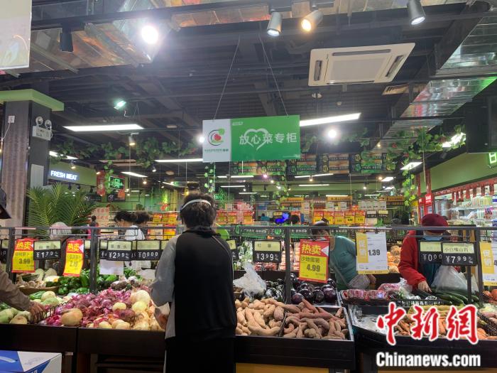 25日中午，消費(fèi)者西城區(qū)甘家口附近的超市發(fā)門店內(nèi)選購(gòu)蔬菜。中新財(cái)經(jīng) 宮宏宇 攝