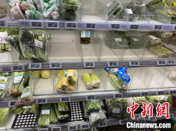 25日上午，豐臺(tái)區(qū)盒馬鮮生門店貨架。葛成 攝