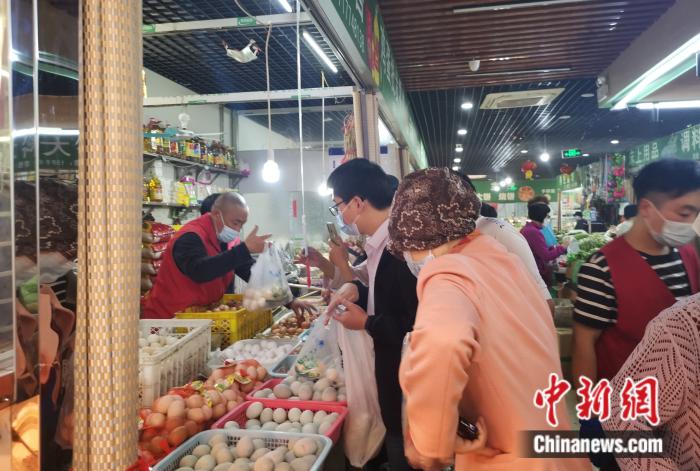北京豐臺(tái)區(qū)某菜市場(chǎng)內(nèi)，不少人在購(gòu)買雞蛋。 中新財(cái)經(jīng)記者 謝藝觀 攝