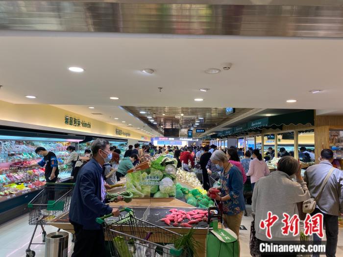 25日，消費(fèi)者在朝陽(yáng)區(qū)菜鮮果美精品超市選購(gòu)商品。受訪者供圖
