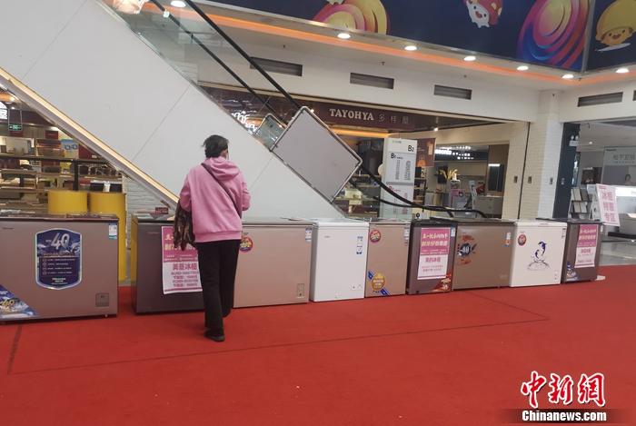 北京某大中電器門店內(nèi)，市民在瀏覽冰柜信息。 中新財(cái)經(jīng)記者 謝藝觀 攝