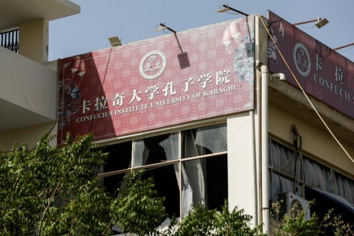 班車遇襲發(fā)生爆炸后，卡拉奇大學(xué)孔子學(xué)院的窗戶被震碎。（圖源：路透社）