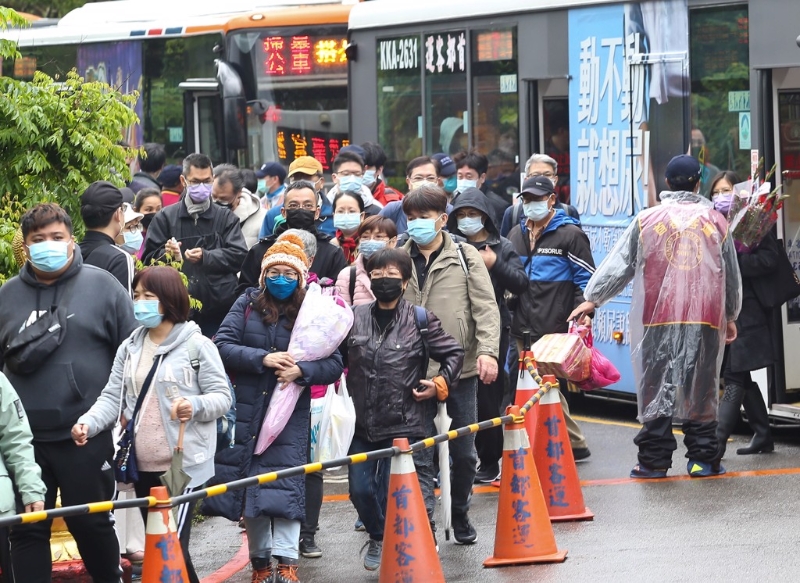 清明4天連假開(kāi)跑，不少臺(tái)灣民眾3日前往納骨塔、公墓祭祖掃墓。(陳俊吉攝) 圖片來(lái)源：臺(tái)灣“中時(shí)新聞網(wǎng)”.jpg