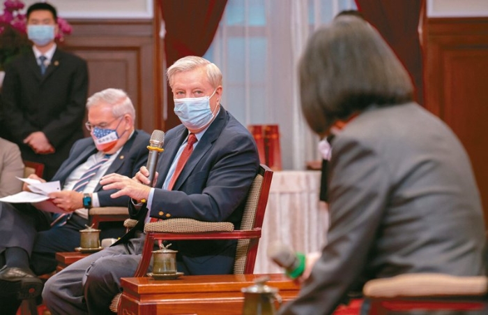 蔡英文（右）15日接見(jiàn)美國(guó)參議員葛理漢（中）訪問(wèn)團(tuán)。圖／蔡英文辦公室提供.jpeg