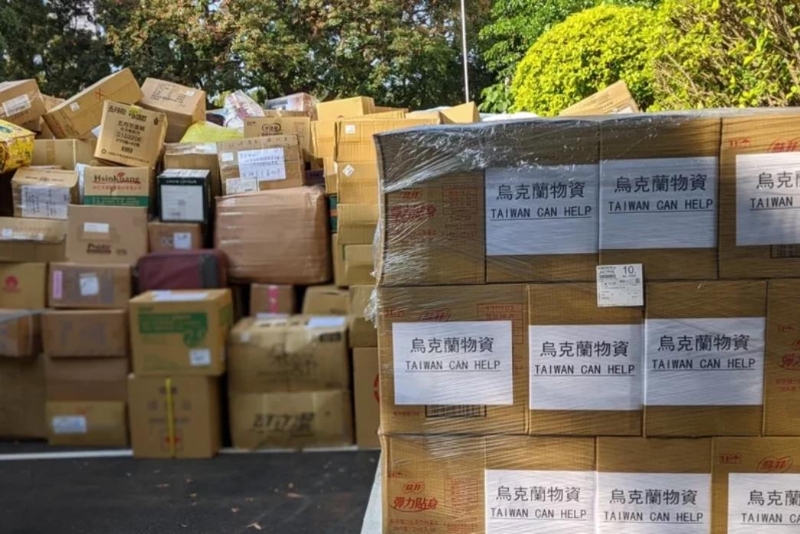 臺(tái)外事部門(mén)向民間募集到比原本多十余倍、共650噸的援助烏克蘭物資，預(yù)估運(yùn)費(fèi)暴增到2.4億元。根本無(wú)法負(fù)擔(dān)，圖為3月中捐贈(zèng)物資堆滿臺(tái)外事部門(mén)停車(chē)場(chǎng)。圖 臺(tái)灣《聯(lián)合報(bào)》系資料照片.jpg
