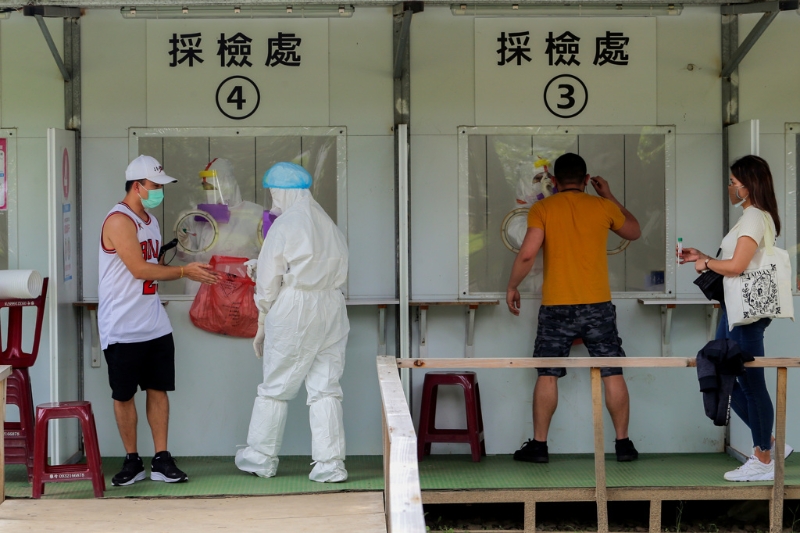 臺(tái)灣本地疫情持續(xù)升溫，不少民眾涌入各篩檢站篩檢。(本報(bào)系資料照) 圖片來(lái)源：臺(tái)灣“中時(shí)新聞網(wǎng)”.jpg
