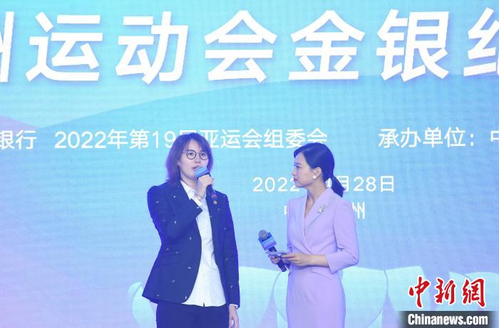 圖為：游泳世界冠軍傅園慧在發(fā)行儀式上表達(dá)對(duì)家鄉(xiāng)辦杭州亞運(yùn)會(huì)的期待?！⊥鮿?攝