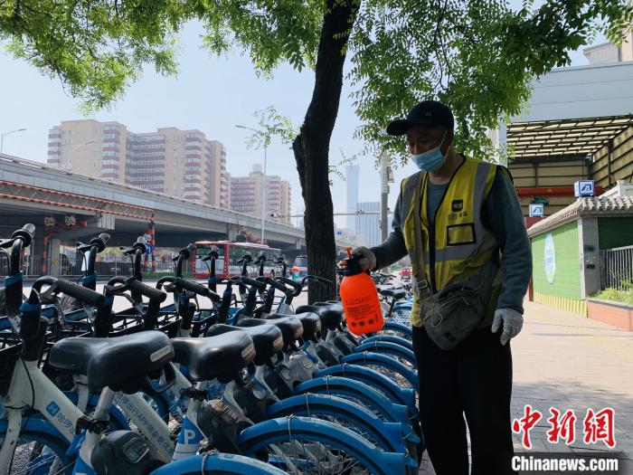 一名運(yùn)維人員正在對(duì)共享單車進(jìn)行消殺。 共享單車企業(yè)供圖