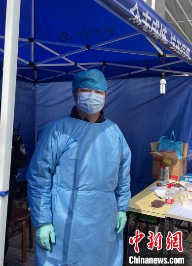 楊永青在上海黃浦區(qū)五里橋街道當志愿者，為居民做心理疏導?！∈茉L者 供圖