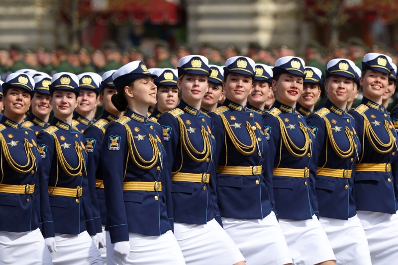 俄羅斯紅場(chǎng)閱兵的女兵方陣一向是國際媒體矚目的焦點(diǎn)。（圖／路透）.jpg
