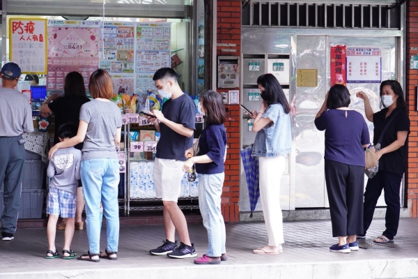 自快篩實(shí)名制后，島內(nèi)藥店外總是大排長(zhǎng)龍。（圖源：臺(tái)灣“聯(lián)合新聞網(wǎng)）