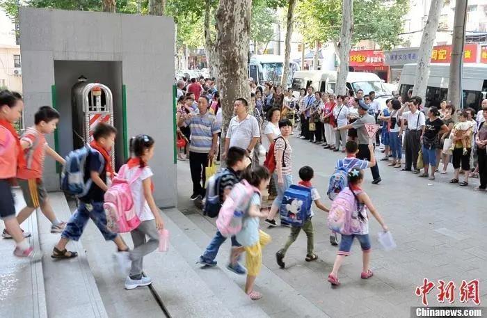 資料圖：小學(xué)門(mén)外等待學(xué)生放學(xué)的家長(zhǎng)們。<a target='_blank' href='/'>中新社</a>發(fā) 張暢 攝