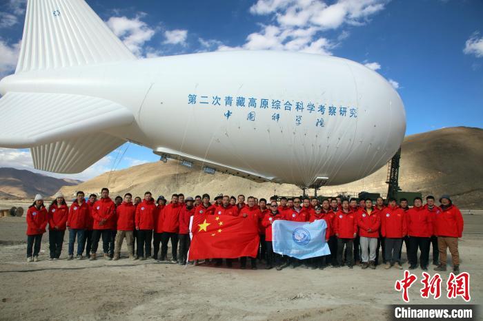 浮空艇綜合觀測科考隊(duì)合影?！≈锌圃?供圖