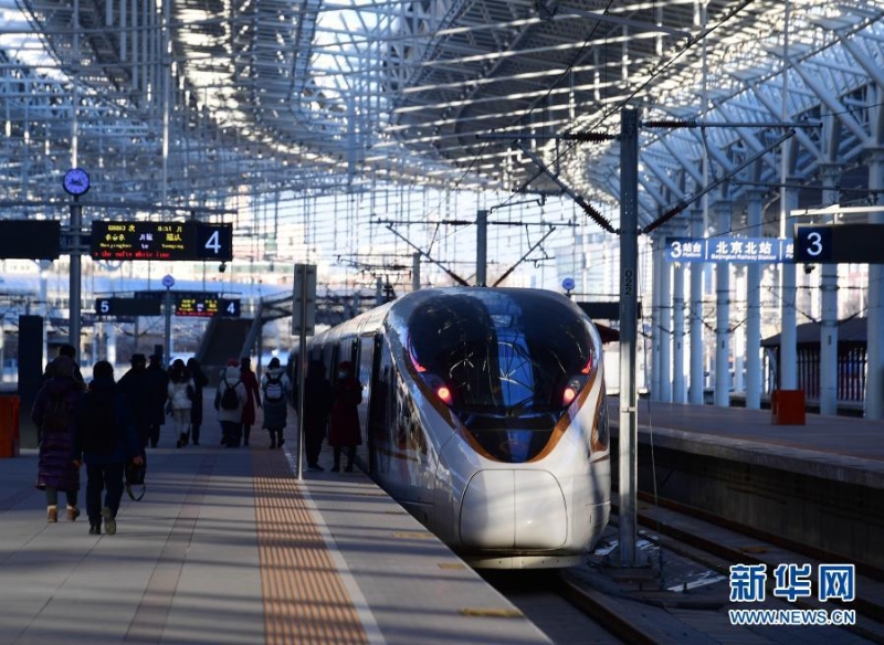 京張高鐵列車?？吭诒本┍闭荆?020年12月30日攝）。新華社記者 張晨霖 攝