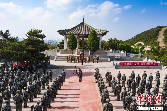 百余民兵在左權(quán)縣麻田八路軍總部舊址廣場宣誓?！埼能?攝
