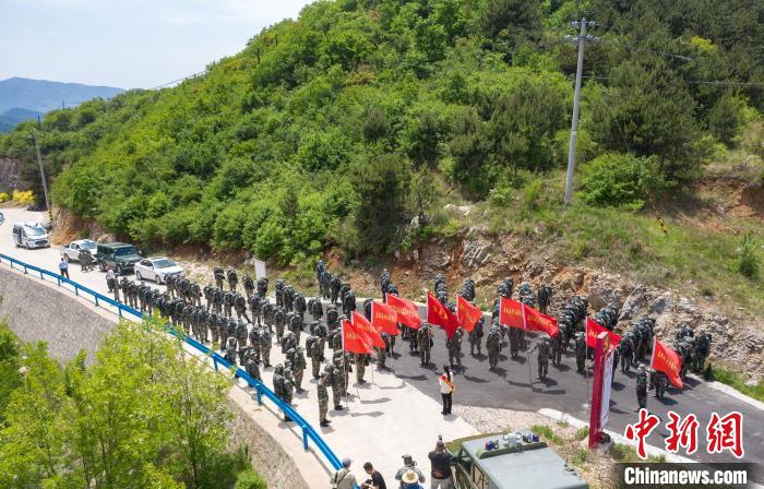 百余民兵重走抗戰(zhàn)路?！埼能?攝