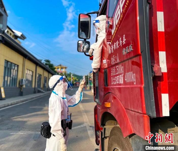 圖為民警查驗(yàn)證件?！∏逅舆厵z站供圖