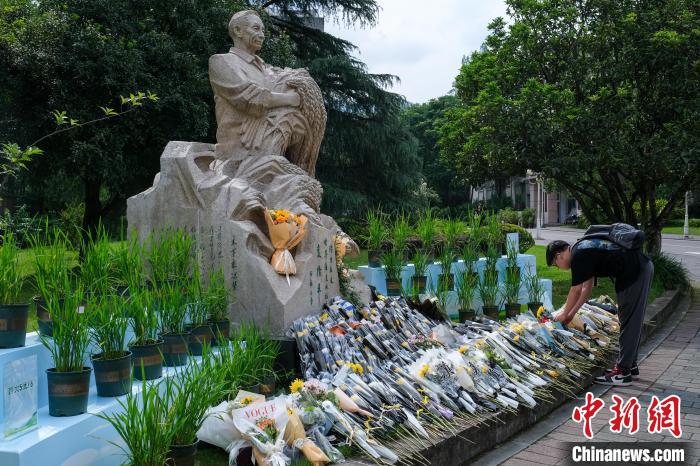 5月22日，西南大學(xué)師生自發(fā)在校內(nèi)袁隆平雕像前獻(xiàn)花，表達(dá)思念?！『闻罾?攝