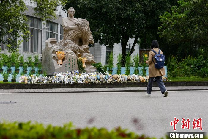 5月22日，西南大學(xué)師生自發(fā)在校內(nèi)袁隆平雕像前獻(xiàn)花，表達(dá)思念。　何蓬磊 攝