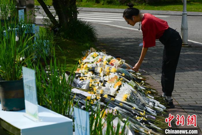5月22日，西南大學(xué)師生自發(fā)在校內(nèi)袁隆平雕像前獻(xiàn)花，表達(dá)思念?！『闻罾?攝