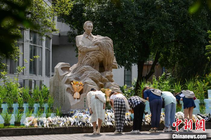 5月22日，西南大學(xué)師生自發(fā)在校內(nèi)袁隆平雕像前獻(xiàn)花、鞠躬，表達(dá)思念?！『闻罾?攝