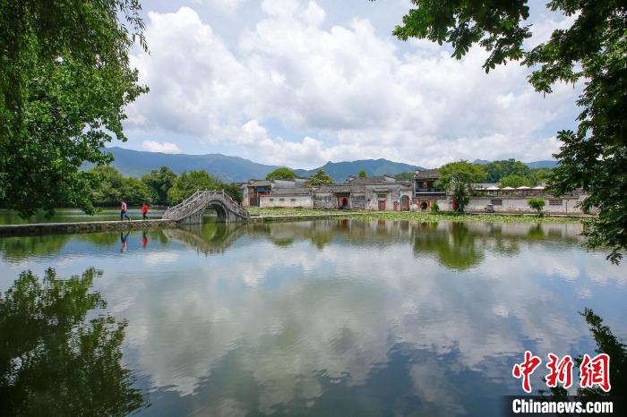 在安徽省黃山市黟縣宏村南湖拍攝的夏日美景?！∈﹣喞?攝