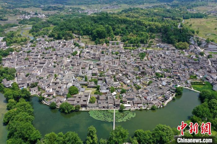 2022年5月24日，在安徽省黃山市黟縣宏村南湖拍攝的夏日美景。(無人機照片) 施亞磊 攝
