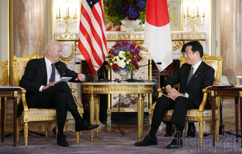 5月23日上午，日本首相岸田文雄（右）與美國總統(tǒng)拜登在東京元赤坂的迎賓館舉行會談。（共同社）
