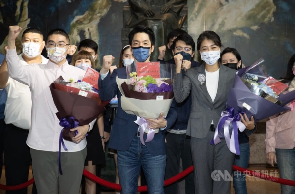 國民黨25日召開中常會，會中通過提名民代蔣萬安（前中）參選臺北市長、民代許淑華（前右）參選南投縣長、前民代謝國梁（前左）參選基隆市長后，3人接受聯(lián)訪，高喊當選。（圖源：臺灣“中央社”）
