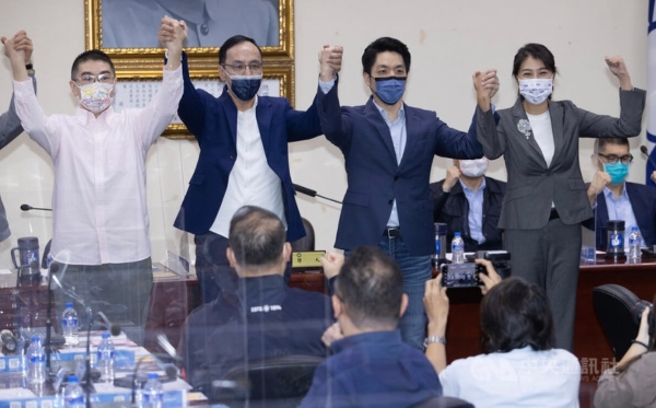 國民黨25日舉行中常會，通過提名民代蔣萬安（前右2）參選臺北市長、民代許淑華（前右1）參選南投縣長、前民代謝國梁（前左1）參選基隆市長后，和黨主席朱立倫（前左2）攜手高喊當選。（圖源：臺灣“中央社”）