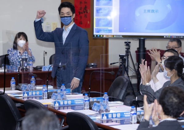 備戰(zhàn)年底縣市長(zhǎng)選舉，國(guó)民黨25日下午舉行中常會(huì)，會(huì)中通過(guò)提名現(xiàn)任民代蔣萬(wàn)安（左2）參選臺(tái)北市長(zhǎng)，眾人熱烈鼓掌。（圖源：臺(tái)灣“中央社”）