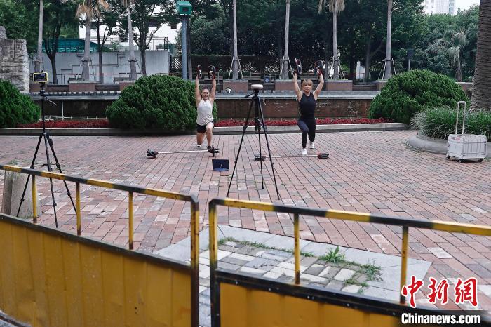 市民在防范區(qū)街頭空曠的場地上進行鍛煉?！∫罅⑶?攝